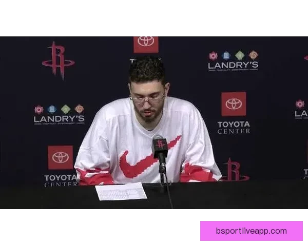 申京疑似腰部受伤多次捂腰返回更衣室比赛情况引关注